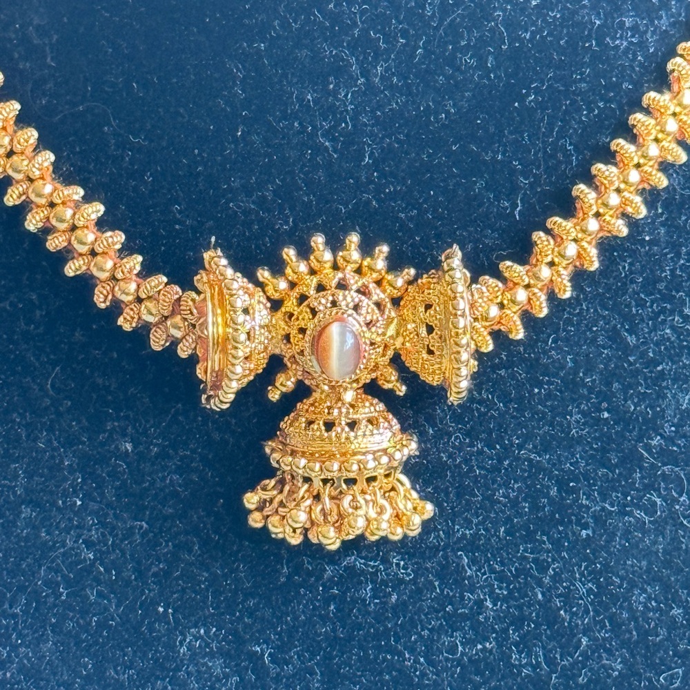๐Elegant Gold Necklace - Picture 2 of 9